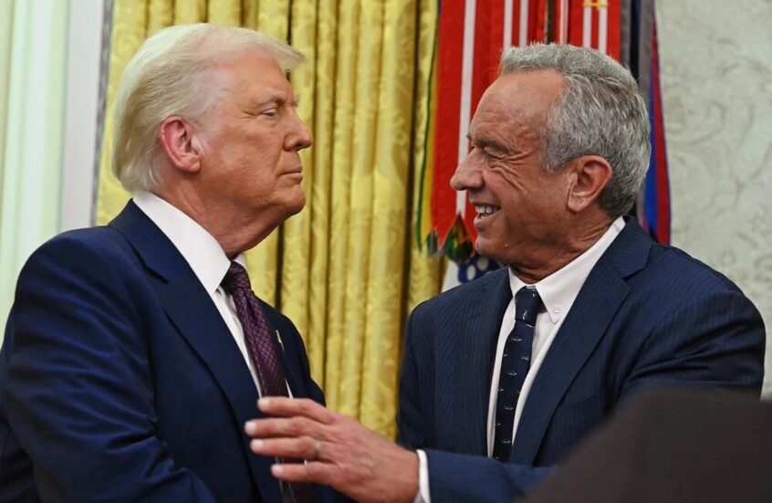 Das Niesen des Gesundheitsministers sorgt für einen amüsanten Moment: Trump macht Witze über Covid während einer Rede im Weißen Haus
