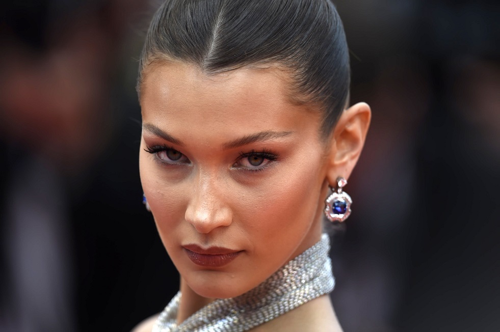 Bella Hadid, Victoria's Secret podyumunda garip yürüyüşüyle tartışma yaratıyor.. hayranlar endişeli!