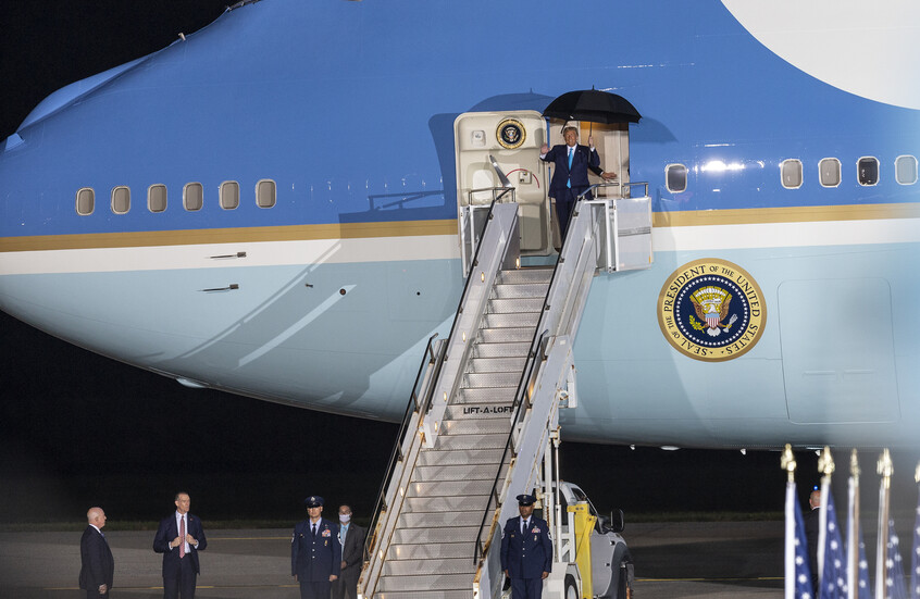 Trump monte rapidement dans l'avion présidentiel après des mesures de sécurité renforcées