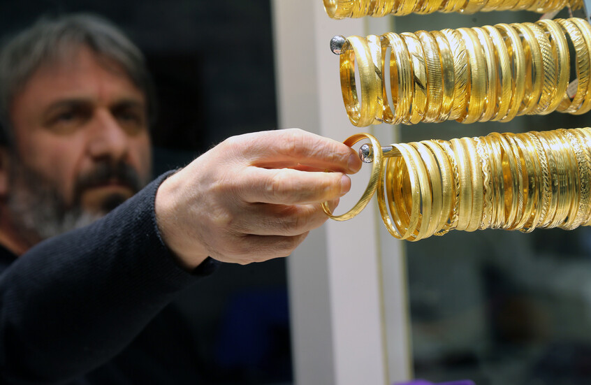 Gold continues to rise supported by interest rate cuts and a weak dollar