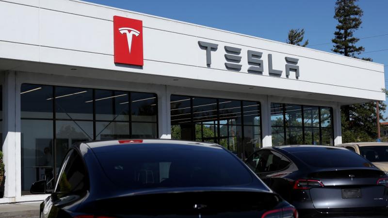 Investigación federal con Tesla por violaciones en la notificación de incidentes de conducción autónoma