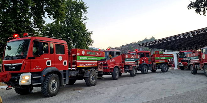 Turquía participa con "dos helicópteros y 11 vehículos de extinción de incendios" para ayudar a Siria a sofocar los incendios en Latakia