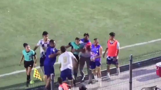 اتحاد الكرة الكولومبي يدين اعتداء لاعب على حكمة وسط دعوات للتشديد على حماية الحكام