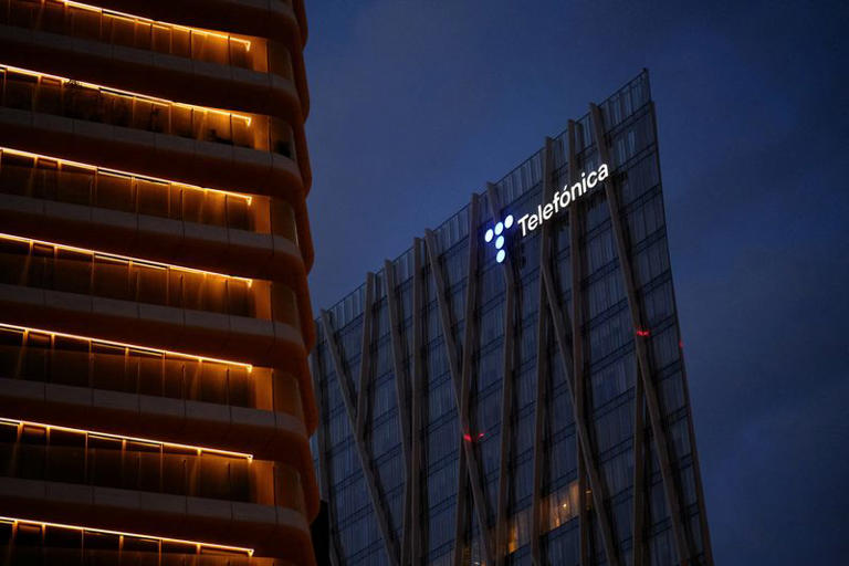 Informed Sources: Spanish Company "Telefonica" Seeks to Sell Its Operations in Mexico to a Company in Dubai