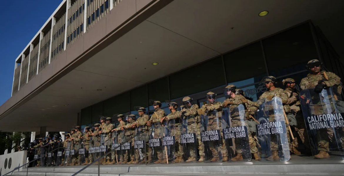 El Departamento de Seguridad Nacional de EE. UU. exige a los "estados de refugio" que cooperen en la deportación de inmigrantes condenados