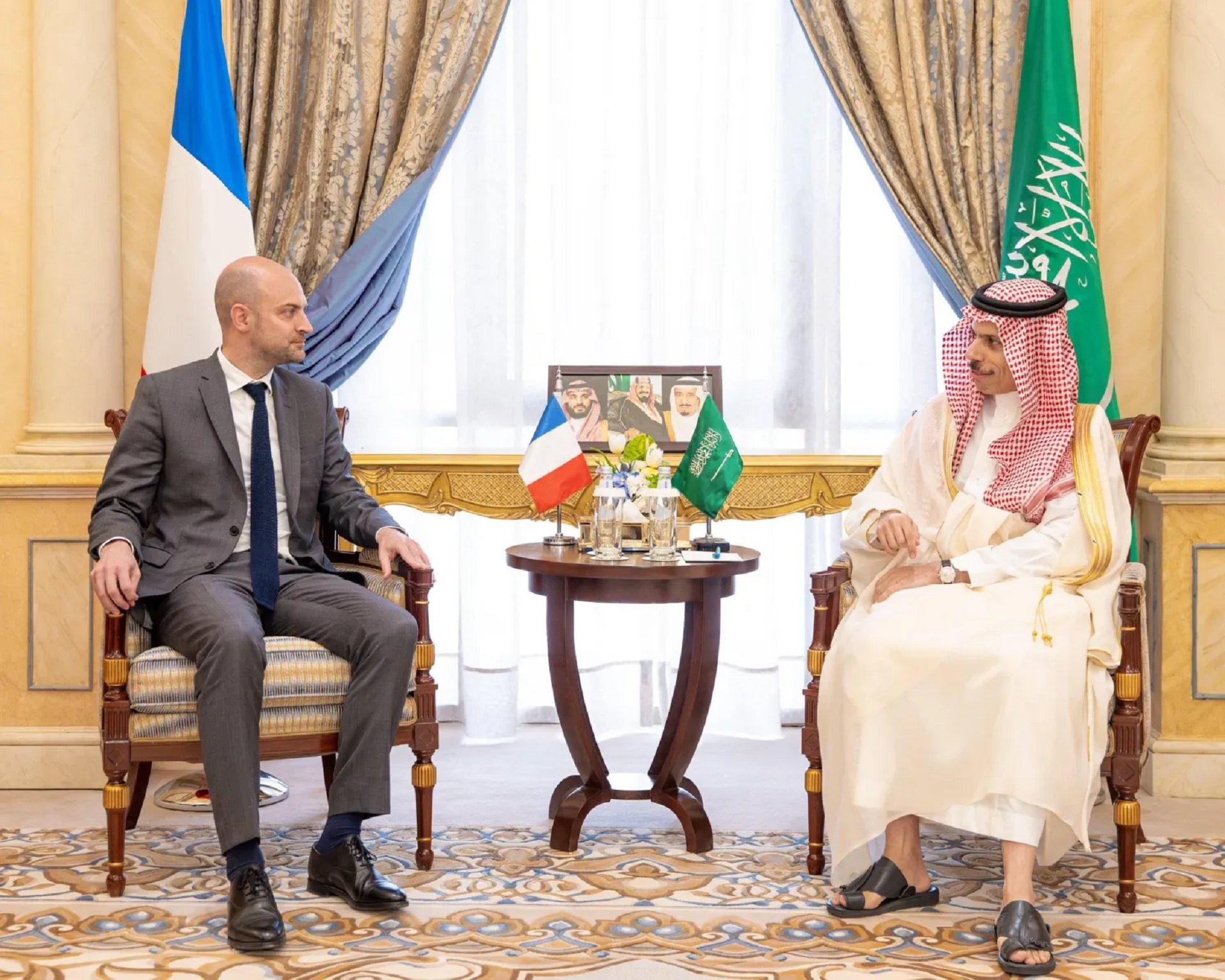 French and Saudi Foreign Ministers Express Concern over Violence in Sweida