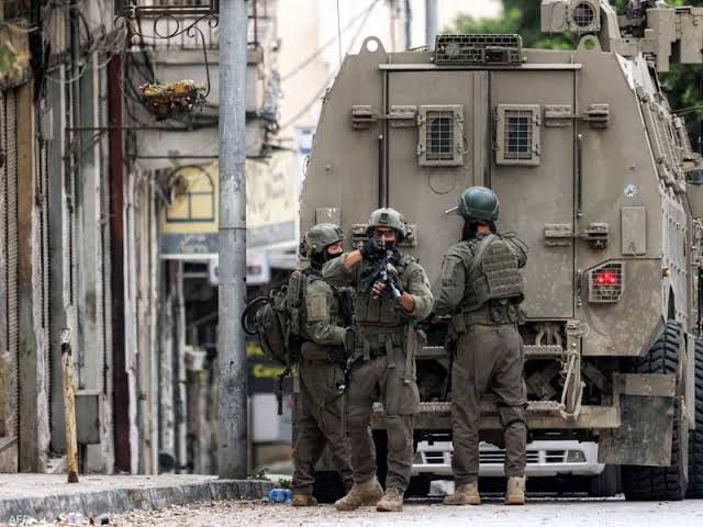 الجيش الإسرائيلي: تعزيزات عسكرية وغرف عمليات متقدمة على الحدود الشمالية والشرقية