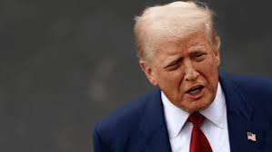 Trump zweifelt an der Möglichkeit eines direkten Treffens zwischen Putin und Selenskyj und betont die Fortsetzung der trilateralen Gespräche