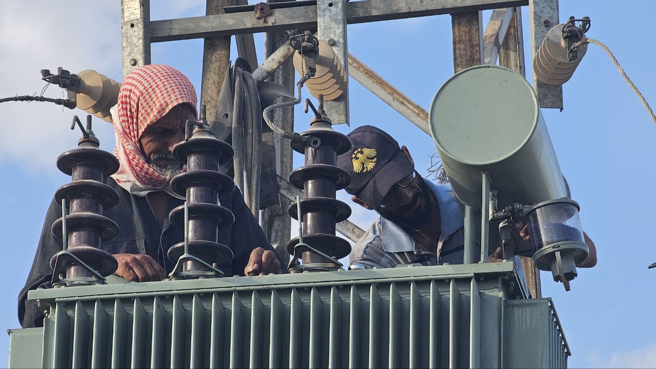 Deir ez-Zor Electricity replaces a damaged transformer in the town of Bouleil to support the agricultural sector