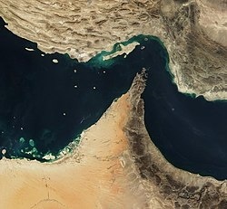 إيران تنفي نيتها إغلاق مضيق هرمز