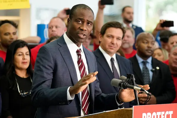 Florida elimina la obligatoriedad de las vacunas para los niños: declaraciones impactantes de Joseph Ladapo que las vinculan con la esclavitud