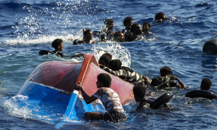 مأساة قبالة سواحل تونس: غرق قارب مهاجرين يودي بحياة 40 شخصًا بينهم رضع