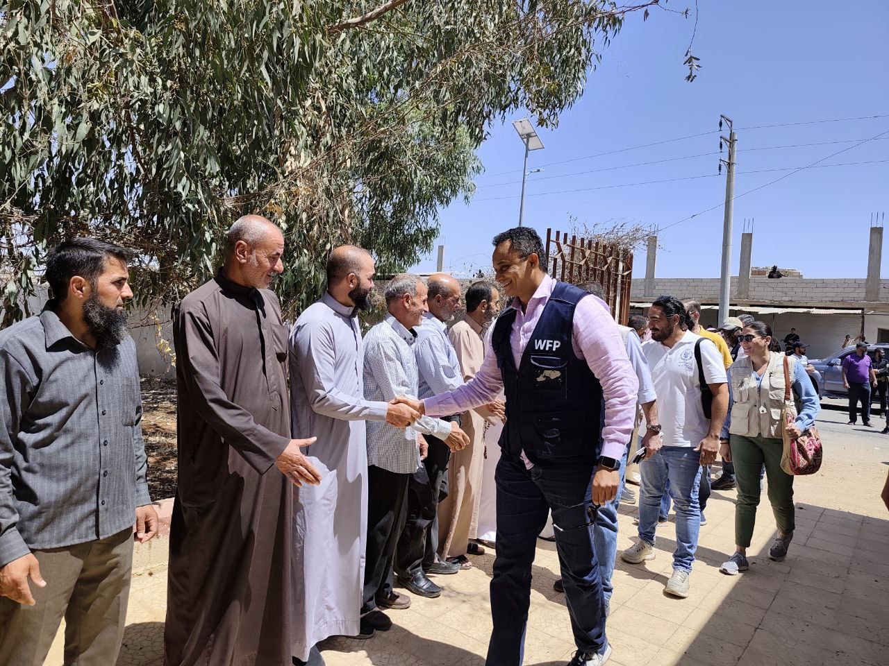 Para mejorar la realidad de los servicios y la vida cotidiana... El gobernador de Daraa y una delegación del "PMA" visitan la ciudad de Basir al-Harir
