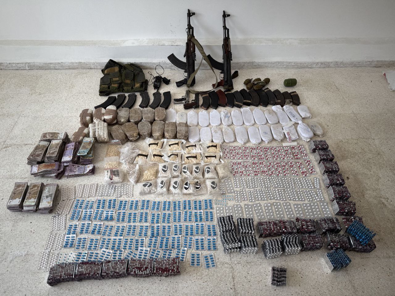 The Interior Ministry seizes large quantities of drugs and counterfeit currency in Latakia and arrests those involved