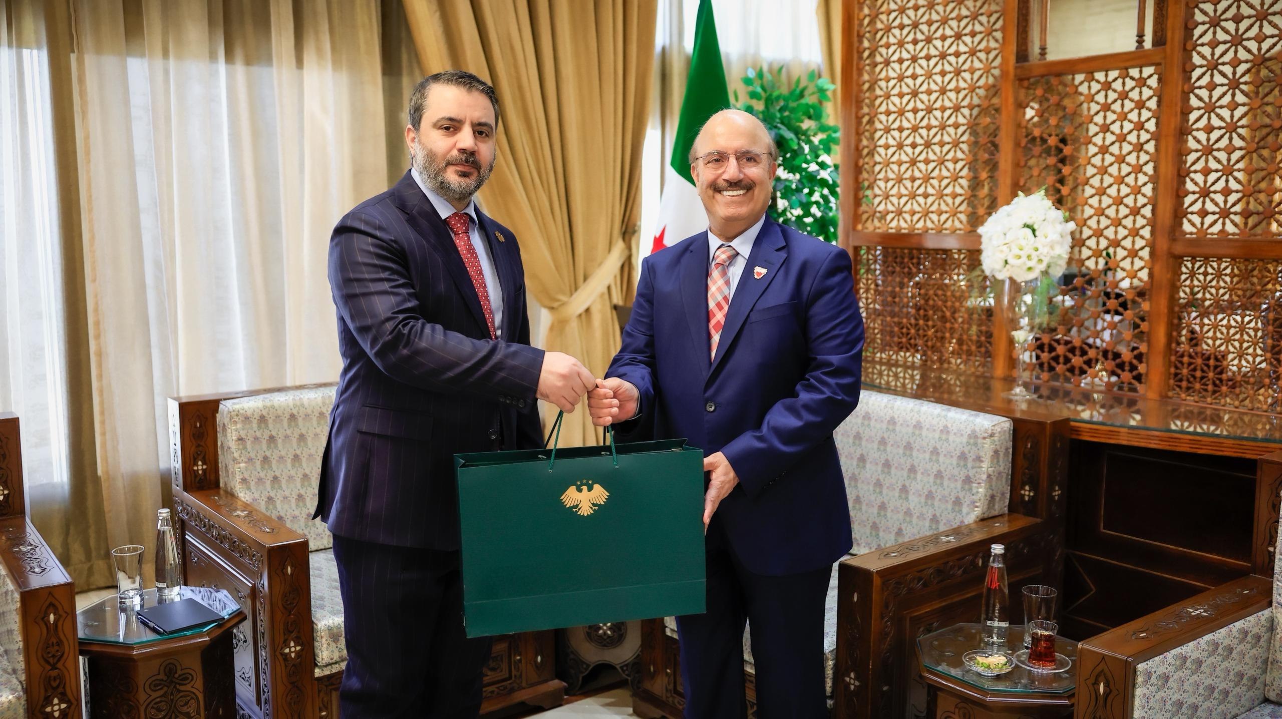 Ministro de Relaciones Exteriores de Siria discute con el embajador de Bahréin formas de desarrollar las relaciones bilaterales entre los dos países