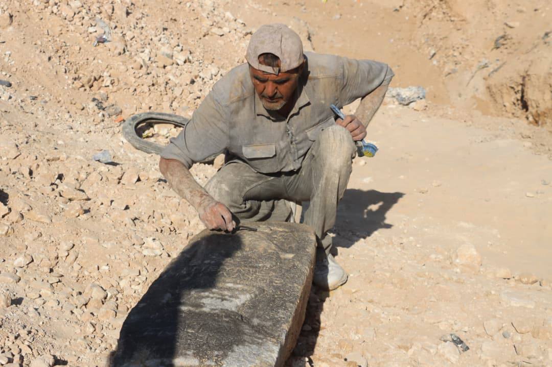 Regresa a una tumba romana.. extracción de una piedra antigua con forma de águila en Manbij, en la provincia de Alepo