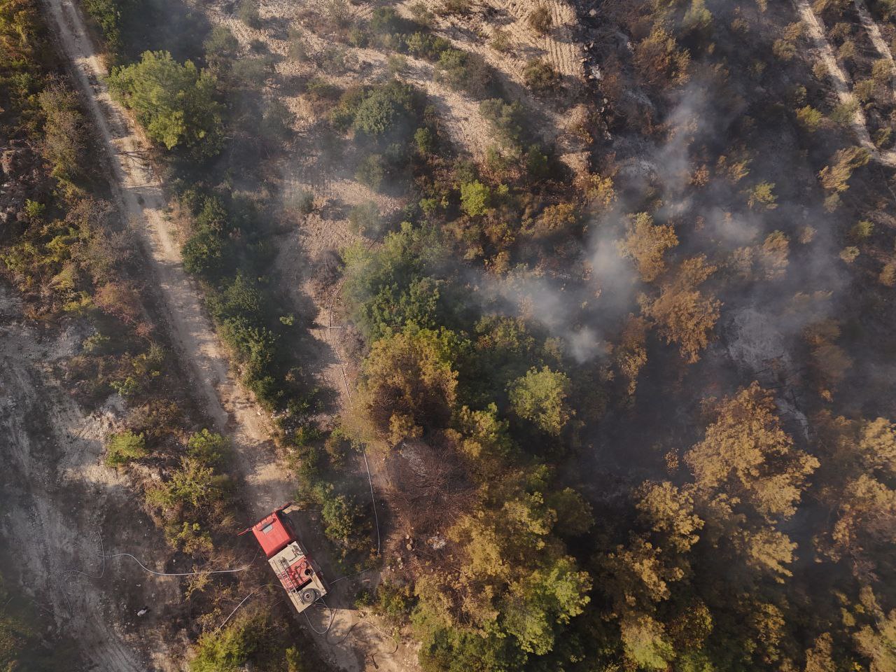 Defensa Civil: Apagado de incendios forestales en los bosques de Kart en el norte de Lattakia