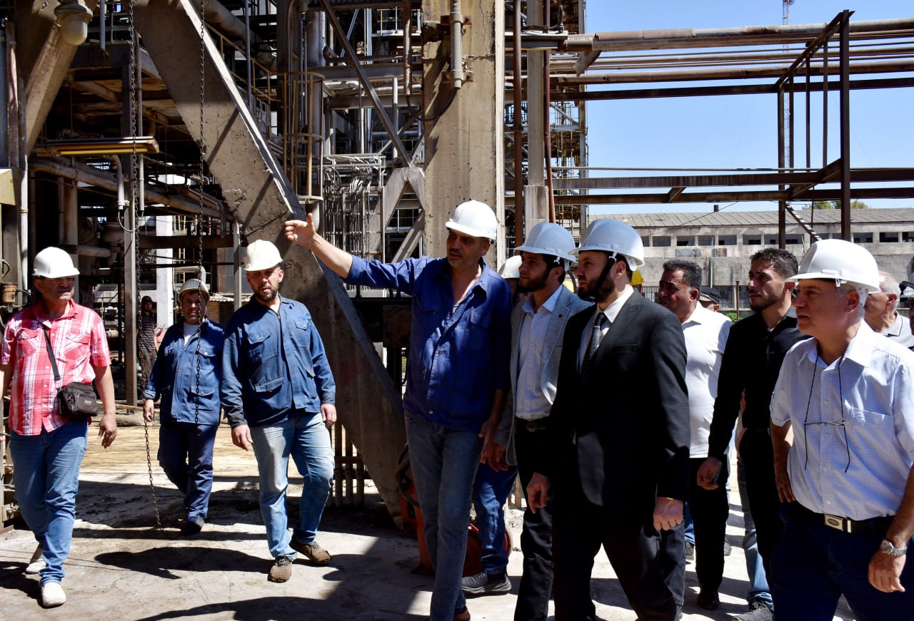 Energieminister informiert sich über die Arbeit in mehreren Abteilungen und Produktionsstätten der öffentlichen Raffinerie von Homs