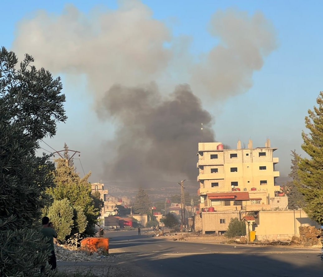 Israel lanza tres ataques aéreos en los alrededores de las aldeas Al-Mazra'a y Knakar en el campo de Al-Suwayda