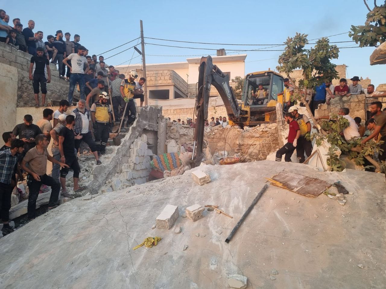 Le Défense Civile: Mort d'un enfant et d'une femme, et blessure de deux civils suite à une explosion de cause inconnue au nord d'Idlib