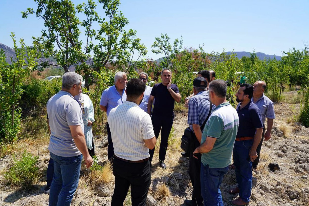 Ministro de Agricultura inspecciona tierras agrícolas en pueblos de la montaña kurda tras incendios en el campo de Latakia