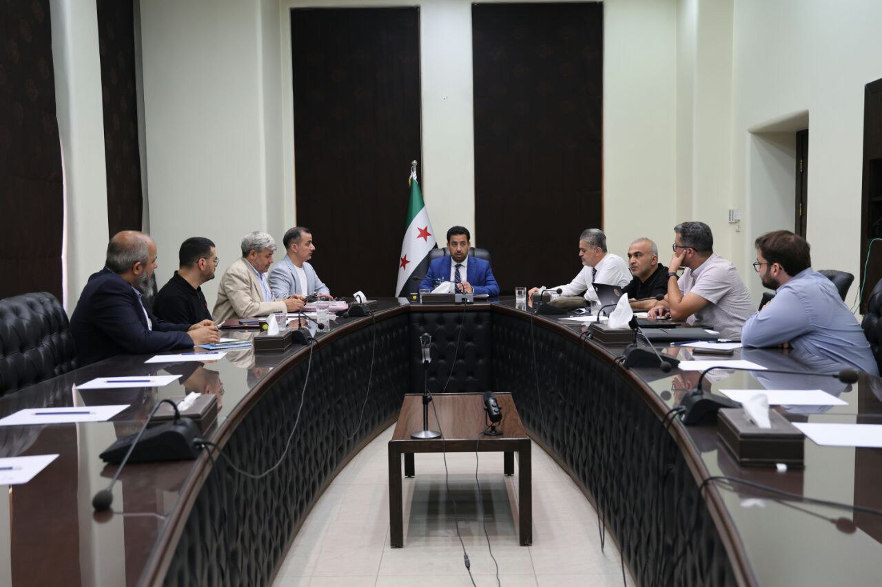Para discutir formas de desarrollar la estructura administrativa.. El Ministro de Salud celebra una reunión con los directores de Salud de Damasco y sus alrededores