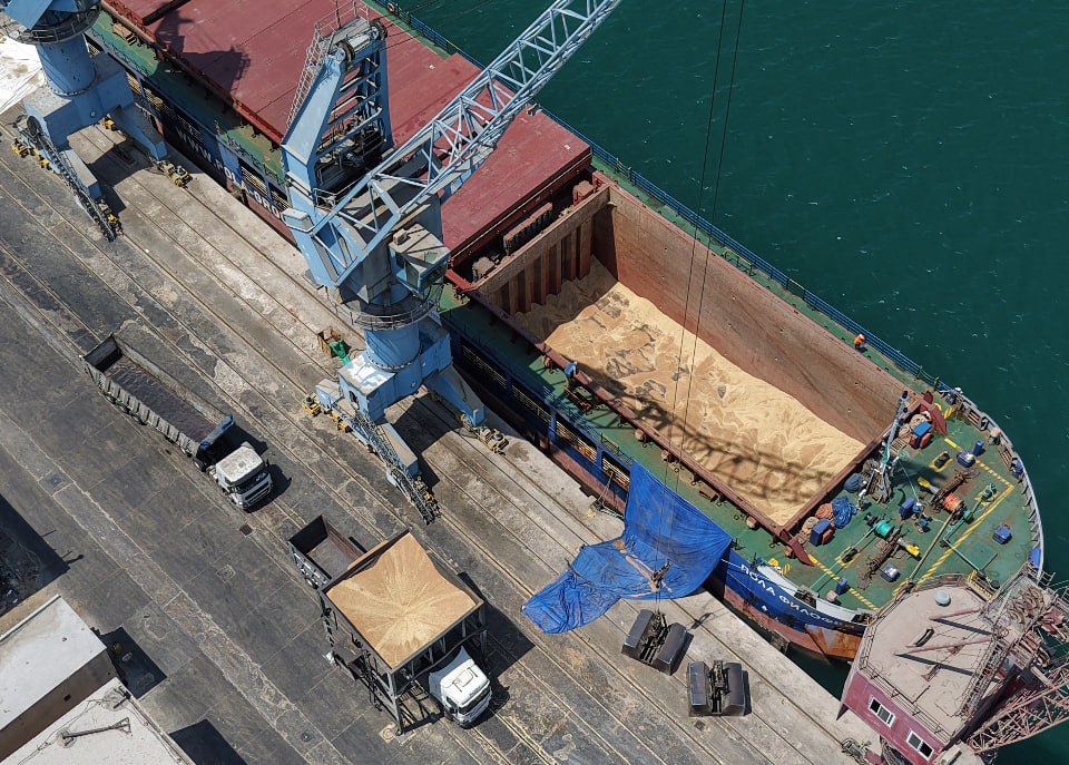 To enhance national food security.. The port of Tartus receives a ship loaded with 6600 tons of wheat
