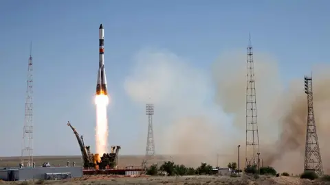 طلاب روس يطورون صاروخا فضائيا فائق الخفة