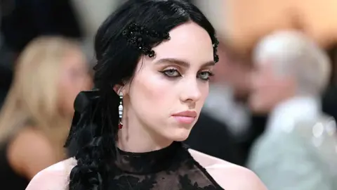 المغنية الأميركية بيلي إيليش تتعرض لحادث عنيف خلال حفلها في ميامي