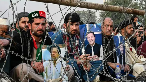 Arrest of 120 activists from the Pakistani opposition party on the second anniversary of Imran Khan's imprisonment