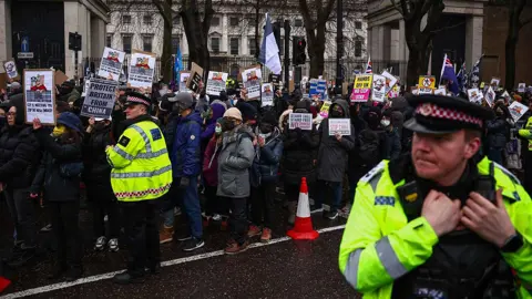 לונדון בפני אתגר כפול .. בייג'ינג מאיימת על הביטחון אך היא חיונית לכלכלה