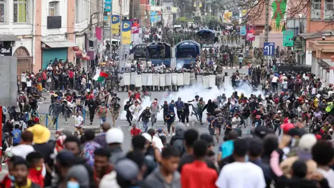 Avant l'expiration du délai accordé par la "génération Z".. Le président de Madagascar fait face à un procès populaire au palais