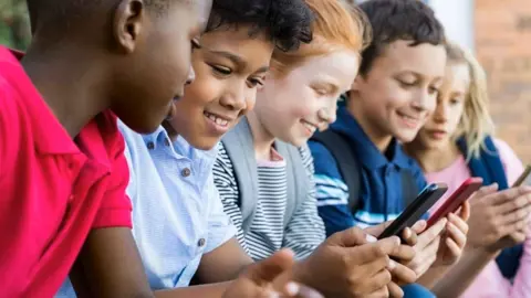 Spanish Police Dismantle International Network Smuggling Minors to France