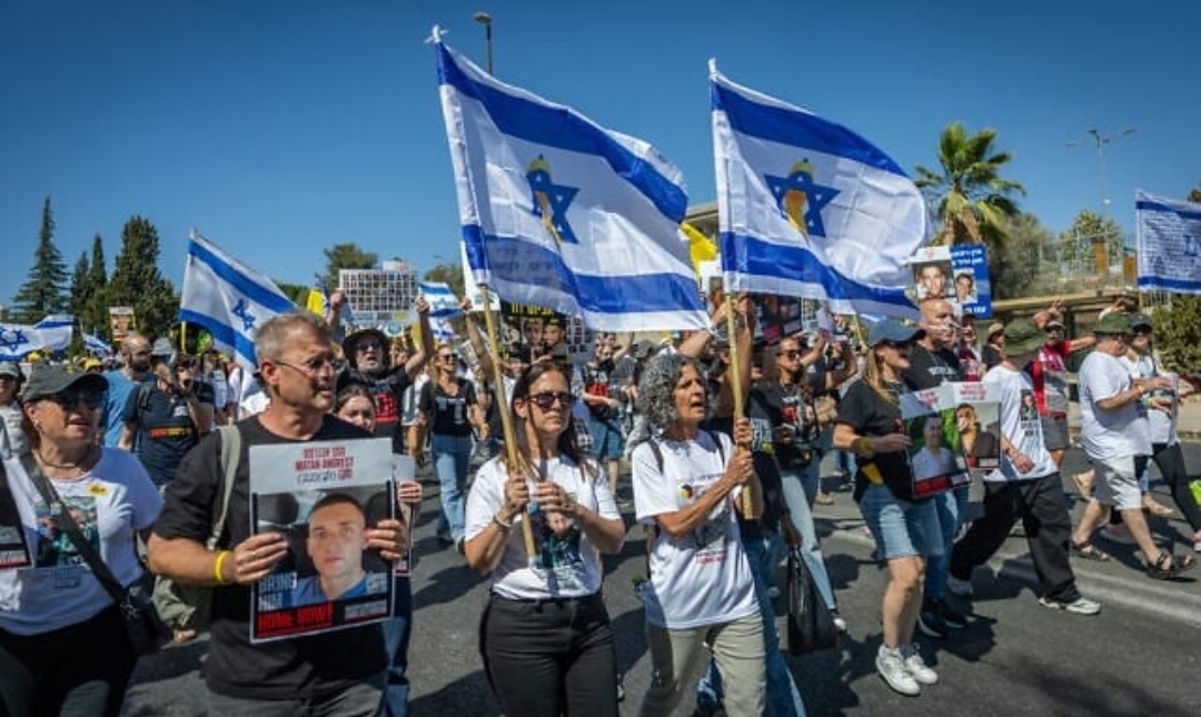 La police israélienne éloigne les familles des otages après leur tentative de sit-in devant la résidence de Netanyahu à Jérusalem