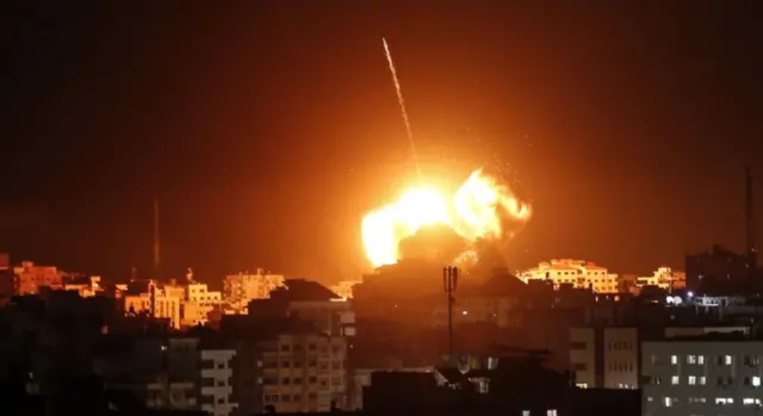 Israel bombs 100 targets in Gaza, closes crossings, and halts humanitarian aid