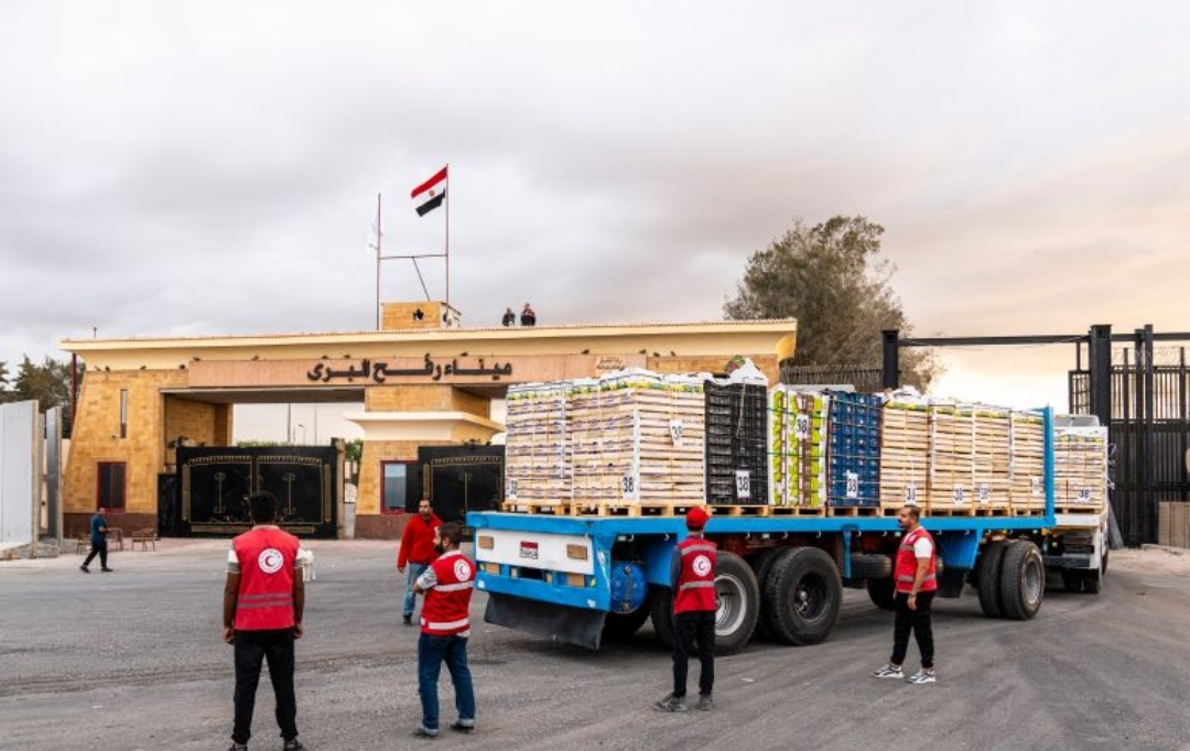 إسرائيل تتراجع عن إغلاق معابر غزة بعد ضغوط أميركية: المساعدات تستأنف غدًا
