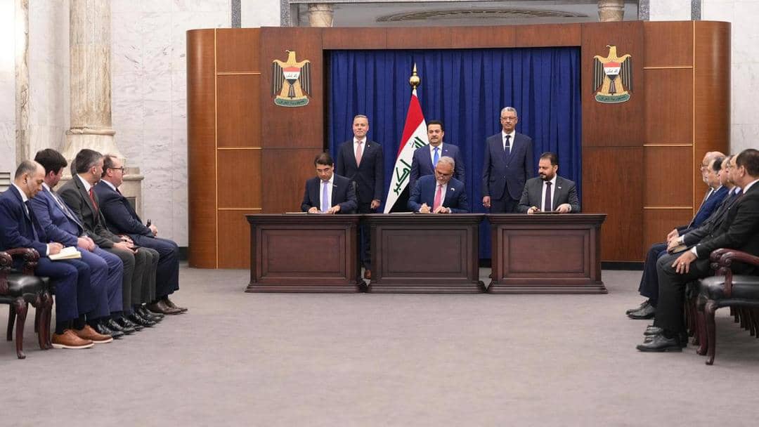 العراق يعيد إكسون موبيل إلى حقول النفط بتوقيع اتفاقية لتطوير حقل "مجنون" والبنية التحتية