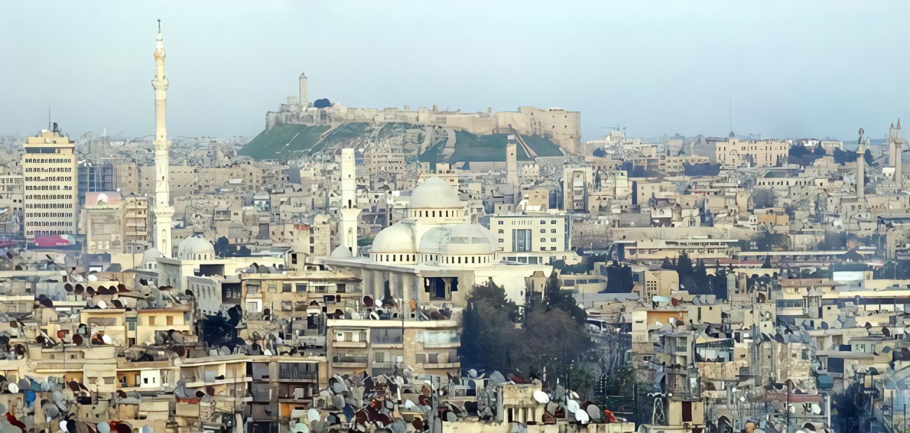 Eine Person sprengt sich mit einem Sprenggürtel im Stadtteil Al-Maysar in Aleppo in die Luft