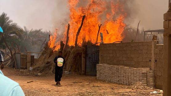 Libysche Oasen konfrontieren sich mit einer Umweltkatastrophe.. Feuer verschlingen Bauernhöfe und nähern sich den Häusern