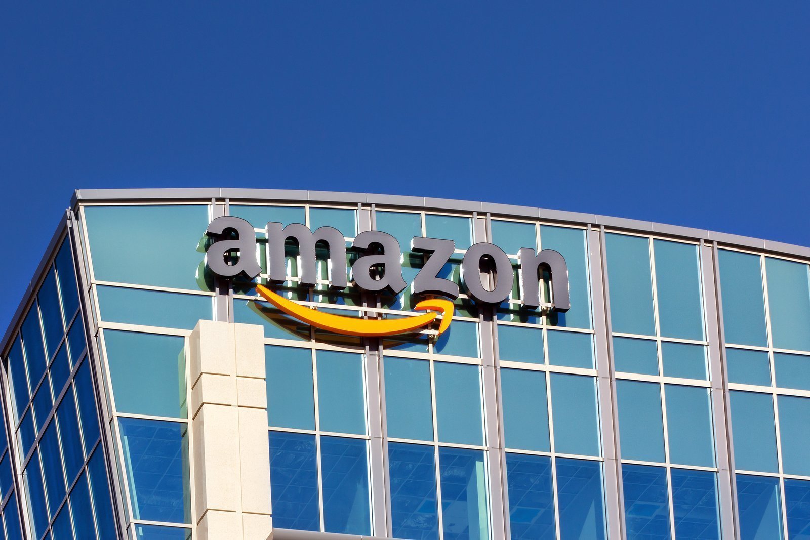 Amazon'a ait iki insansız hava aracının inşaat vinciyle çarpışması üzerine resmi soruşturmalar