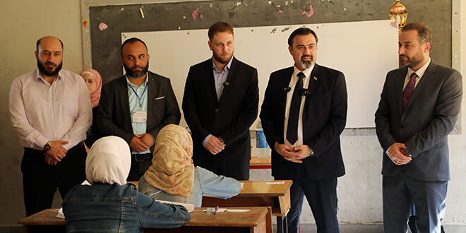Der syrische Bildungsminister und der Gouverneur von Hama inspizieren den Ablauf der Grundschulprüfungen