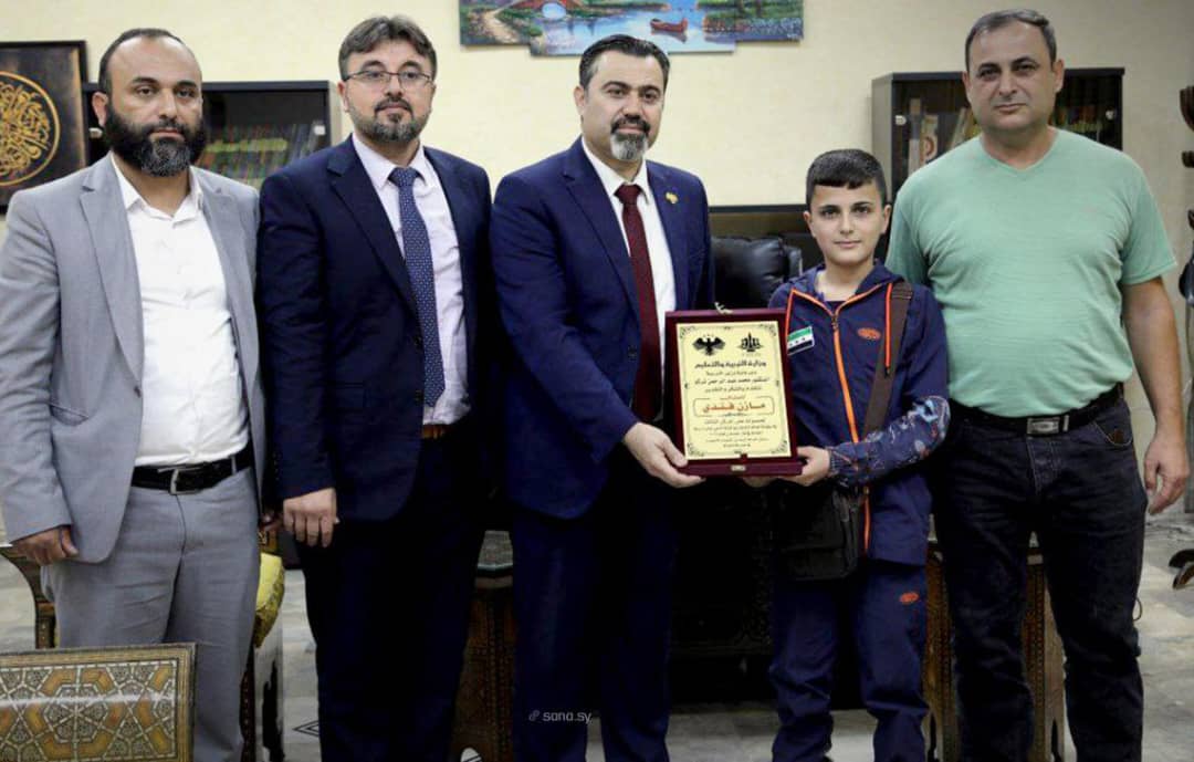 Suriye Eğitim Bakanı, dünya satranç şampiyonasında üçüncülük elde eden öğrenci Mazen Fendi'yi onurlandırdı