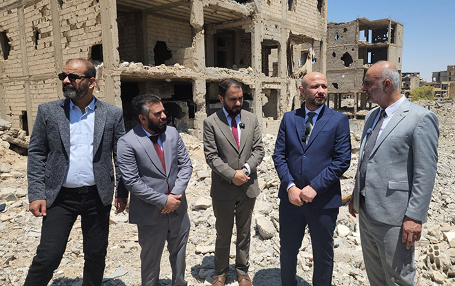 Ministre des Urgences et des Catastrophes discute avec le gouverneur de Deir ez-Zor des moyens d'améliorer la situation des services dans la province