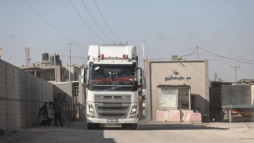 Egipto prepara 300 camiones de ayuda para ingresar a Gaza a través de "Kerem Shalom"