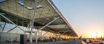 Un incendie dans le hall de départ de l'aéroport de Stansted perturbe le trafic des passagers et des vols