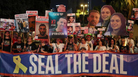 L'envoyé américain Weitkoff rencontre les familles des otages israéliens à Tel Aviv au milieu des appels à un accord global