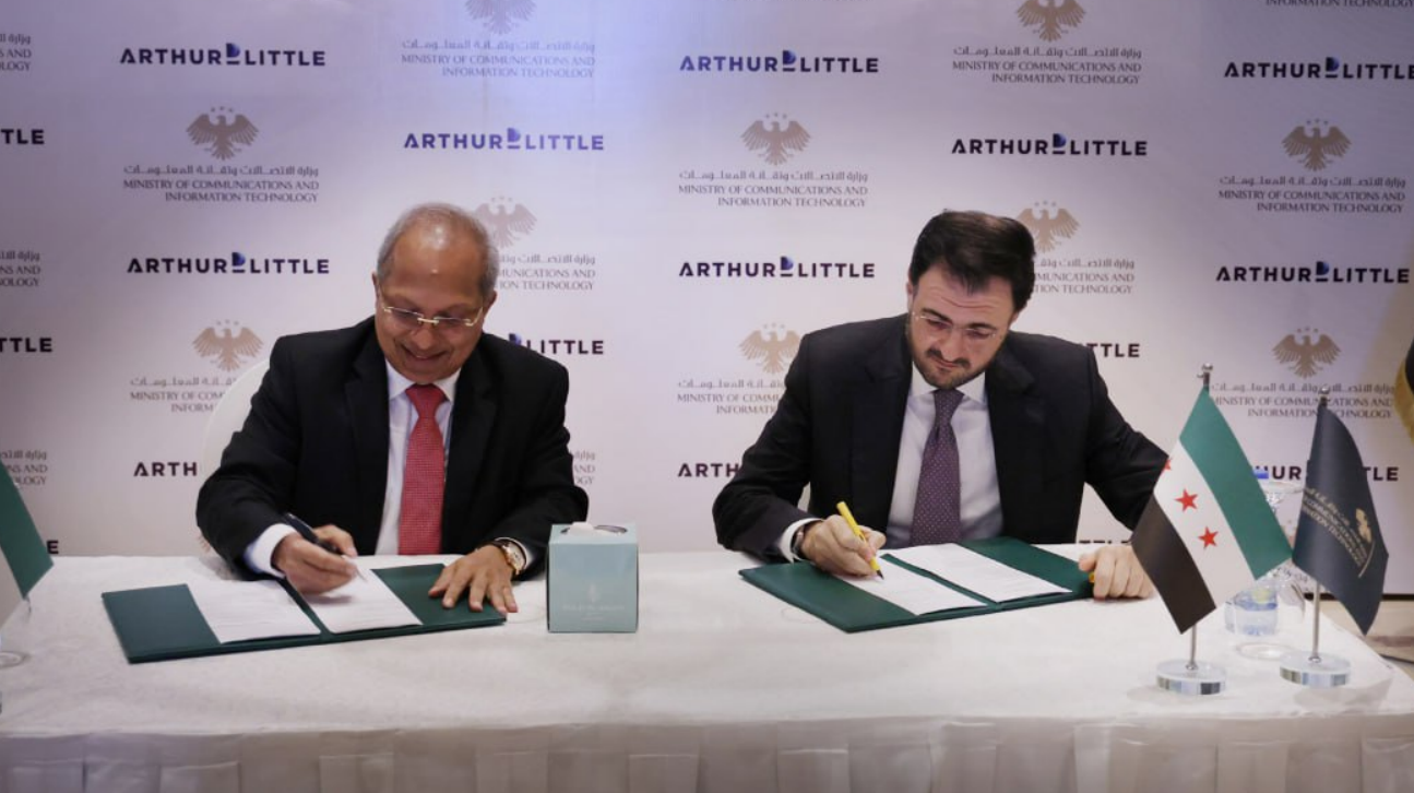 Pour renforcer la coopération dans les projets stratégiques.. Le ministère des Communications syrien signe un accord avec la société "Arthur D. Little" mondiale