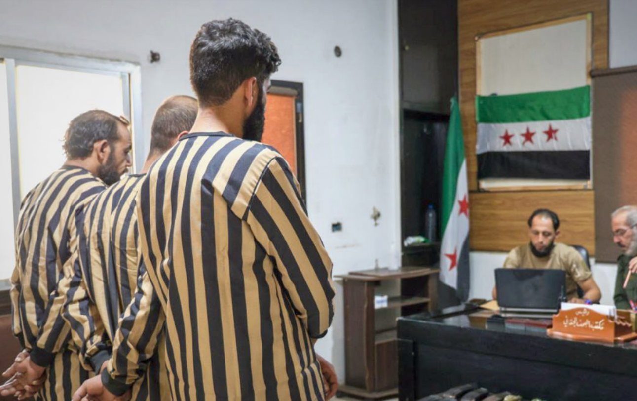 إحباط نشاط عصابة تنتحل صفة أمنية في حمص وضبط مخدرات وأسلحة