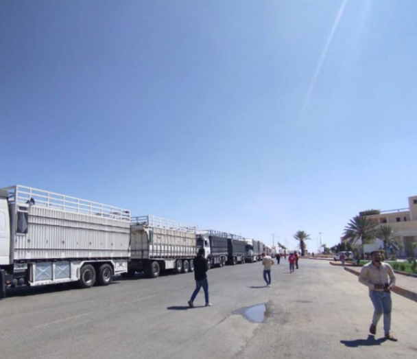 Entrada de un convoy de ayuda humanitaria de Qatar y Jordania a Sweida a través del cruce de Nasib
