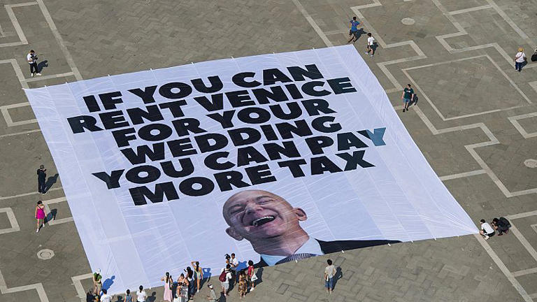 Breite Proteste gegen die bevorstehende Hochzeit des Amazon-Gründers Jeff Bezos und Lauren Sanchez in Venedig